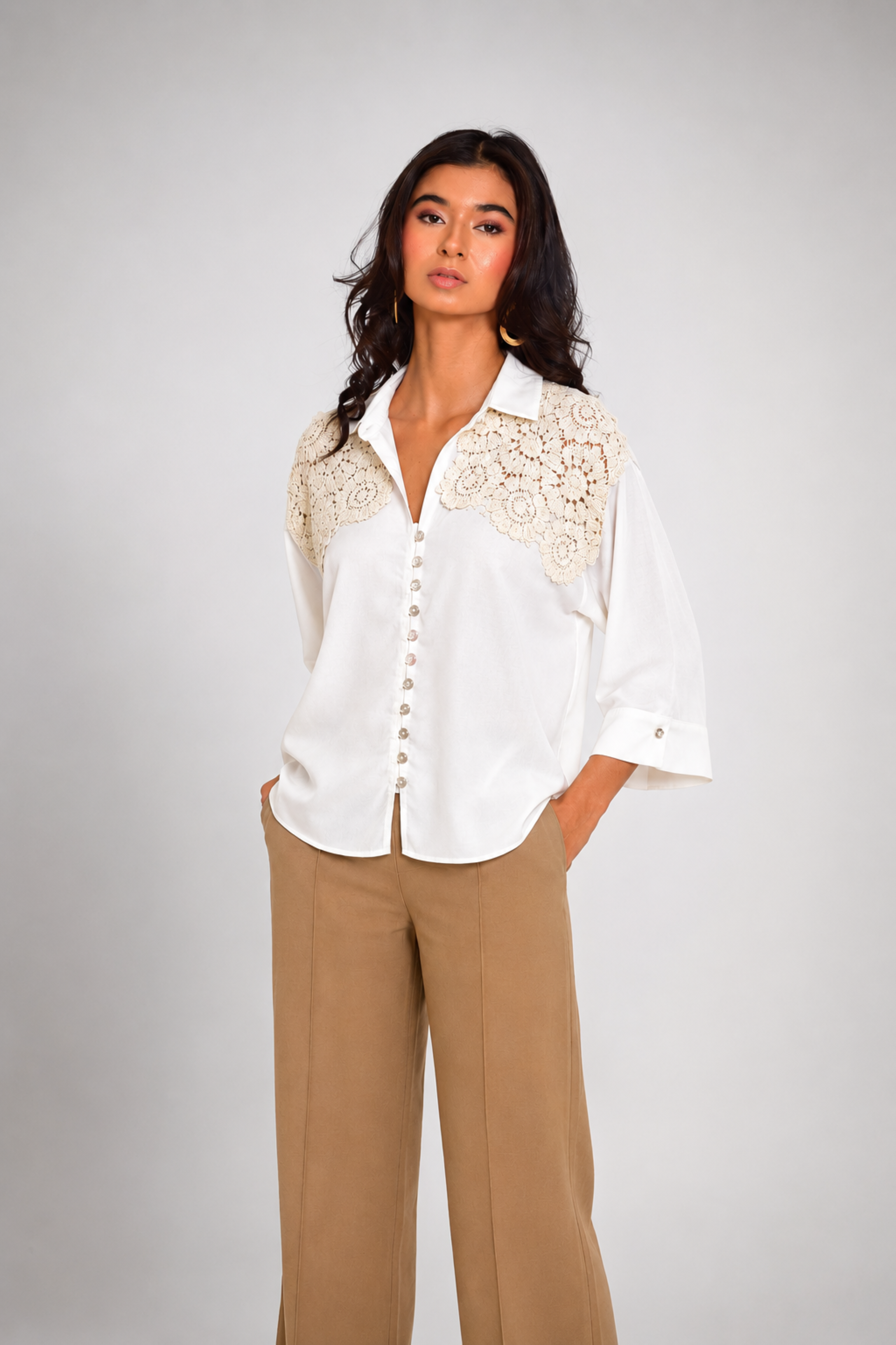 Blusa Melissa blanca camisera con crochet en hombros - 01PPM04070