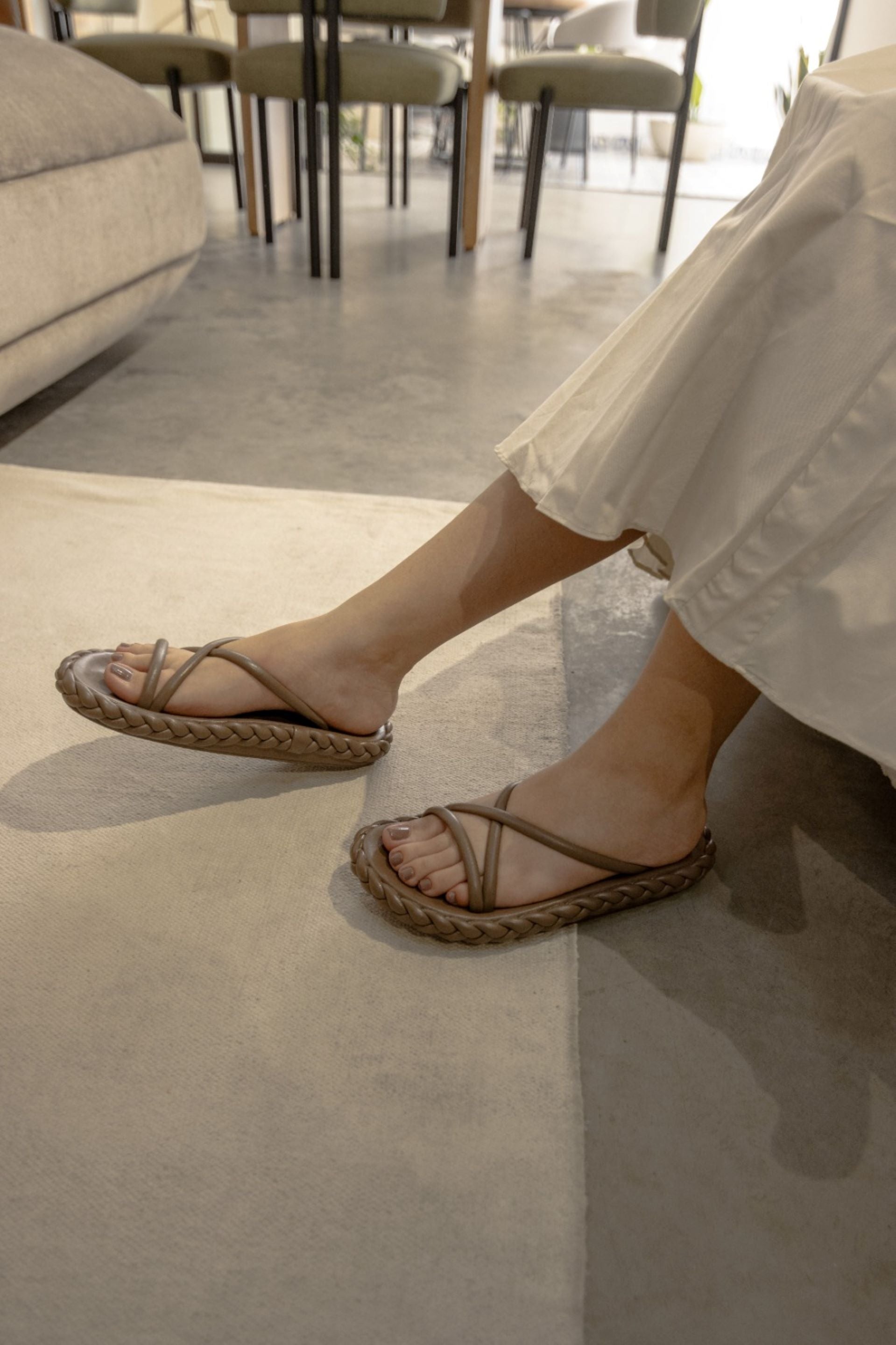 Sandalias planas con tiras cruzadas en tono nude y suela trenzada. Confeccionadas en Colombia, combinan estilo artesanal y comodidad, perfectas para un look relajado y elegante en cualquier ocasión.