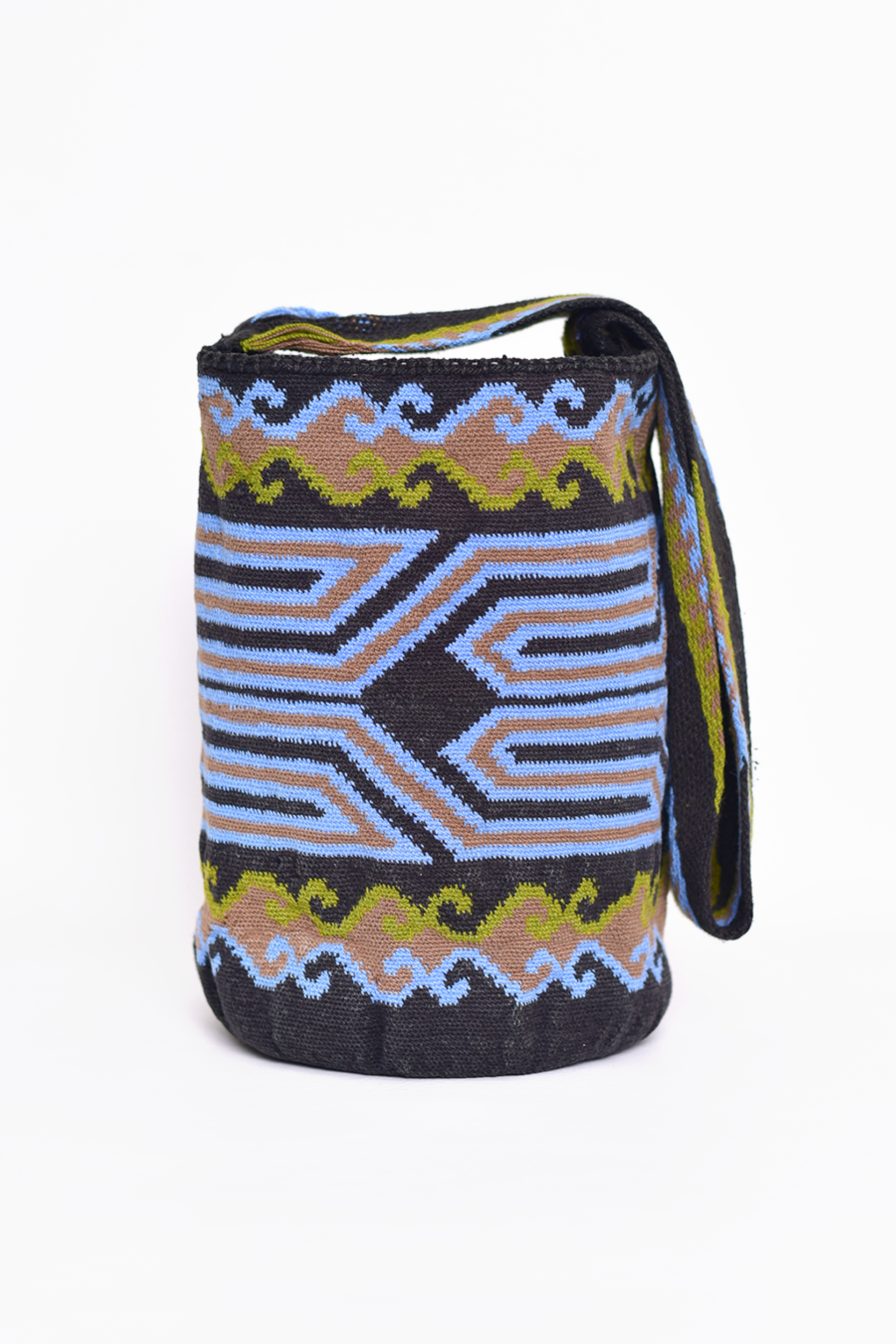 Mochila Wayuu artesanal con diseño geométrico en colores negro, azul y verde, con correa tejida a mano.