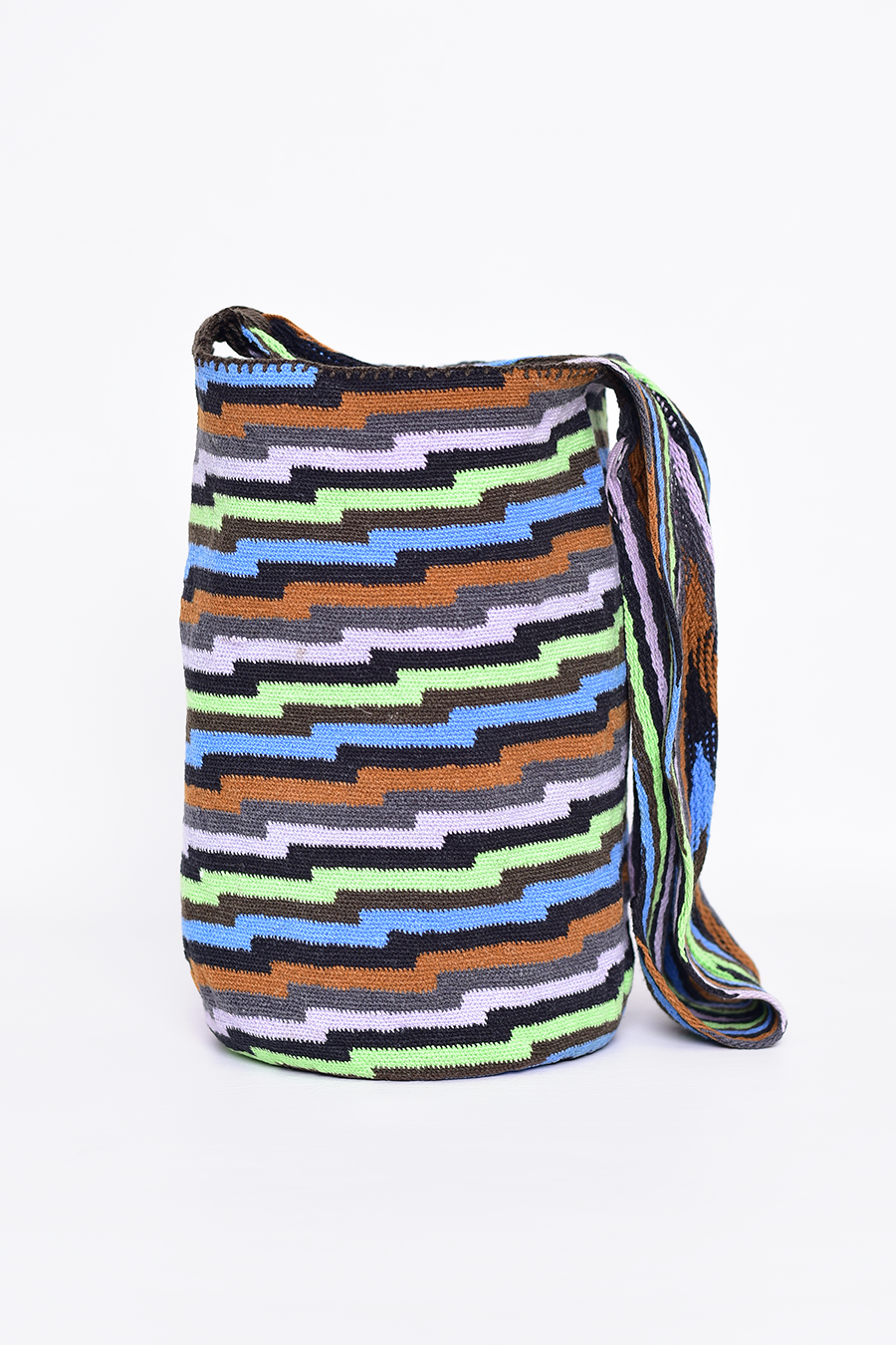 Mochila Wayuu artesanal con patrón de líneas diagonales en colores vibrantes como naranja, verde, azul y negro, con correa tejida a mano.
