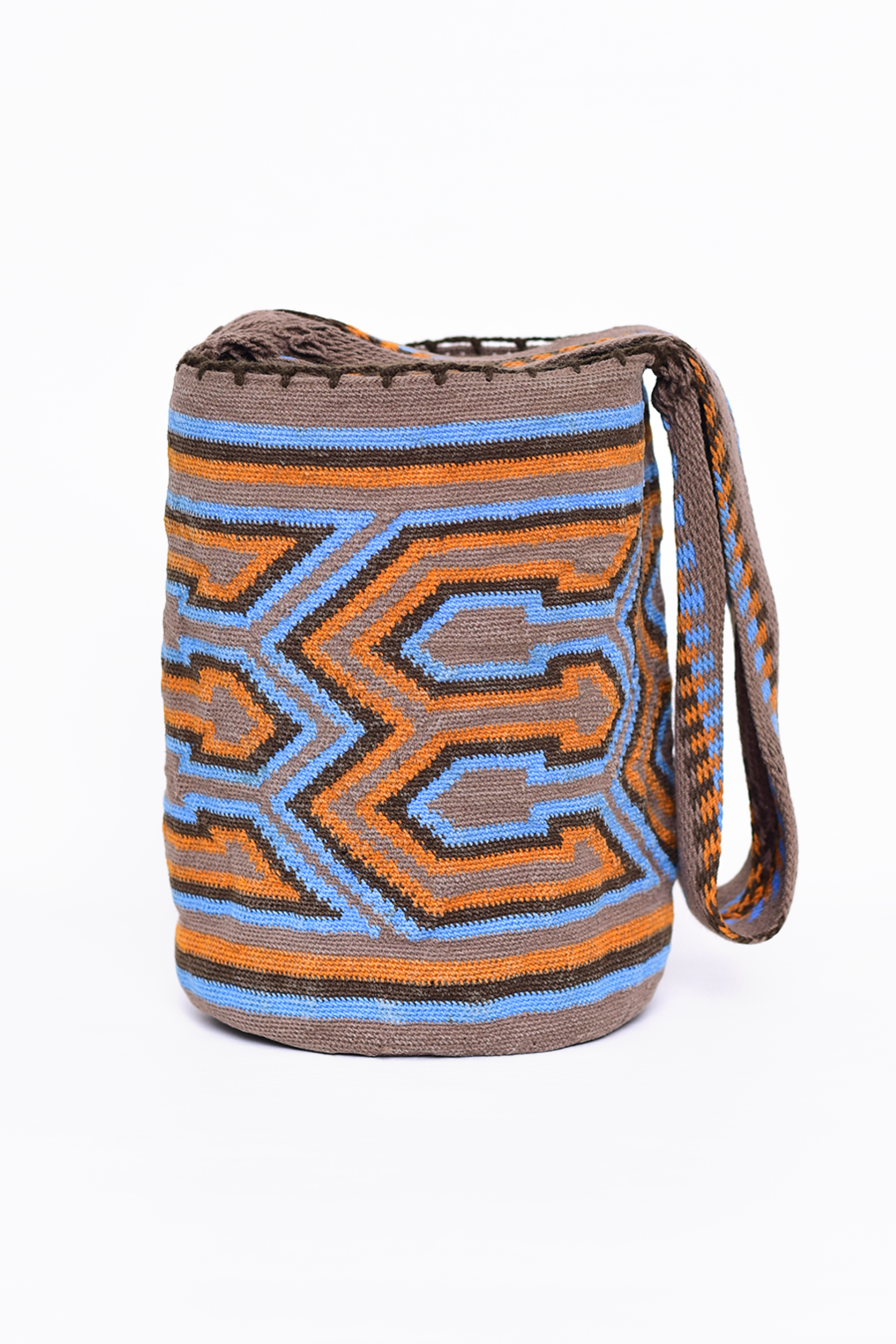 Mochila Wayuu artesanal con patrón geométrico en tonos naranja, azul y marrón, con correa tejida a mano en colores complementarios.