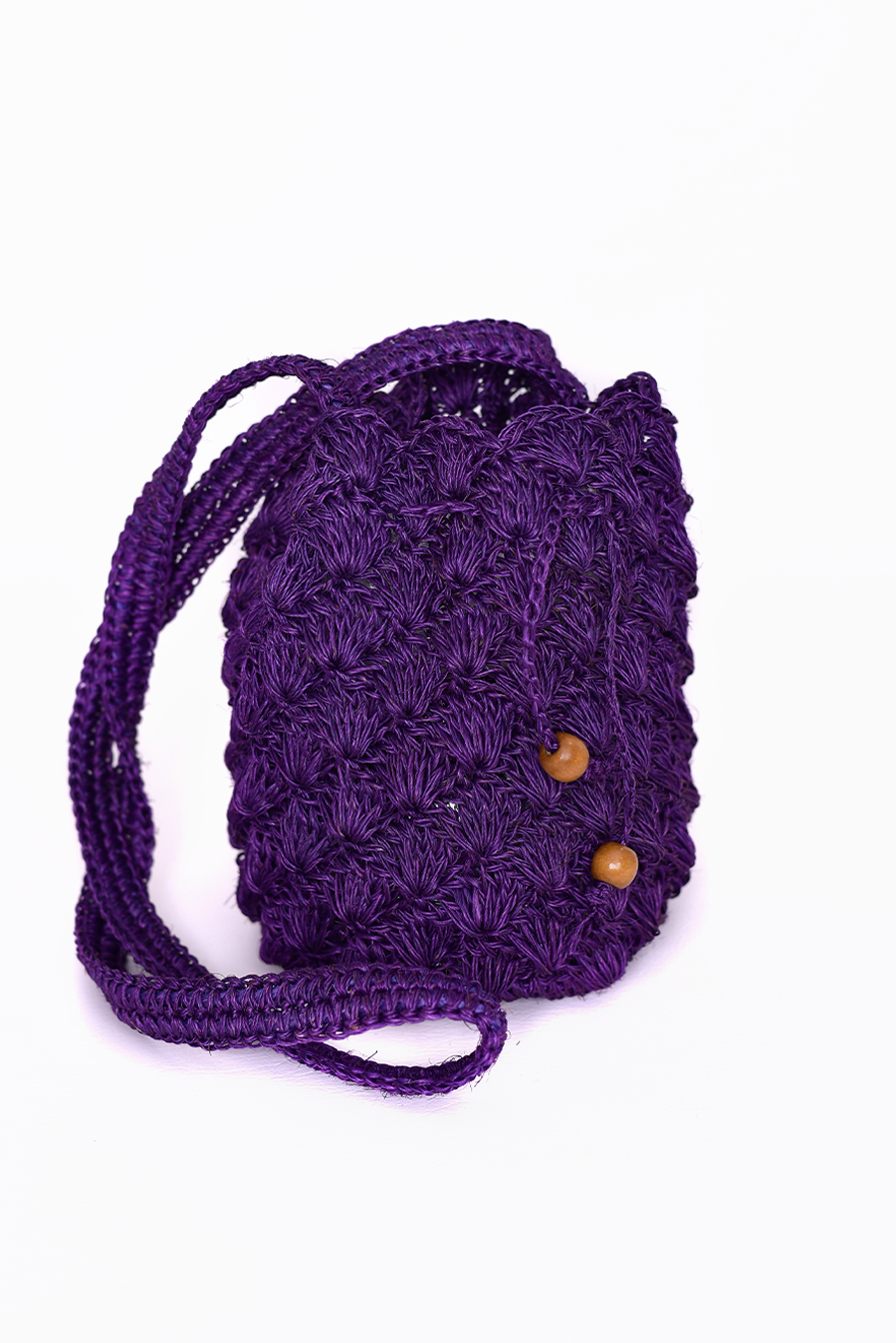 Mochila artesanal tejida a mano con hilo natural, perfecta para complementar tu estilo casual y bohemio. Confeccionada por manos de artesanas colombianas, con un cierre de cordón decorado con cuentas de madera. ¡Compra online en Micerino y lleva lo mejor de la moda colombiana a tu guardarropa!
