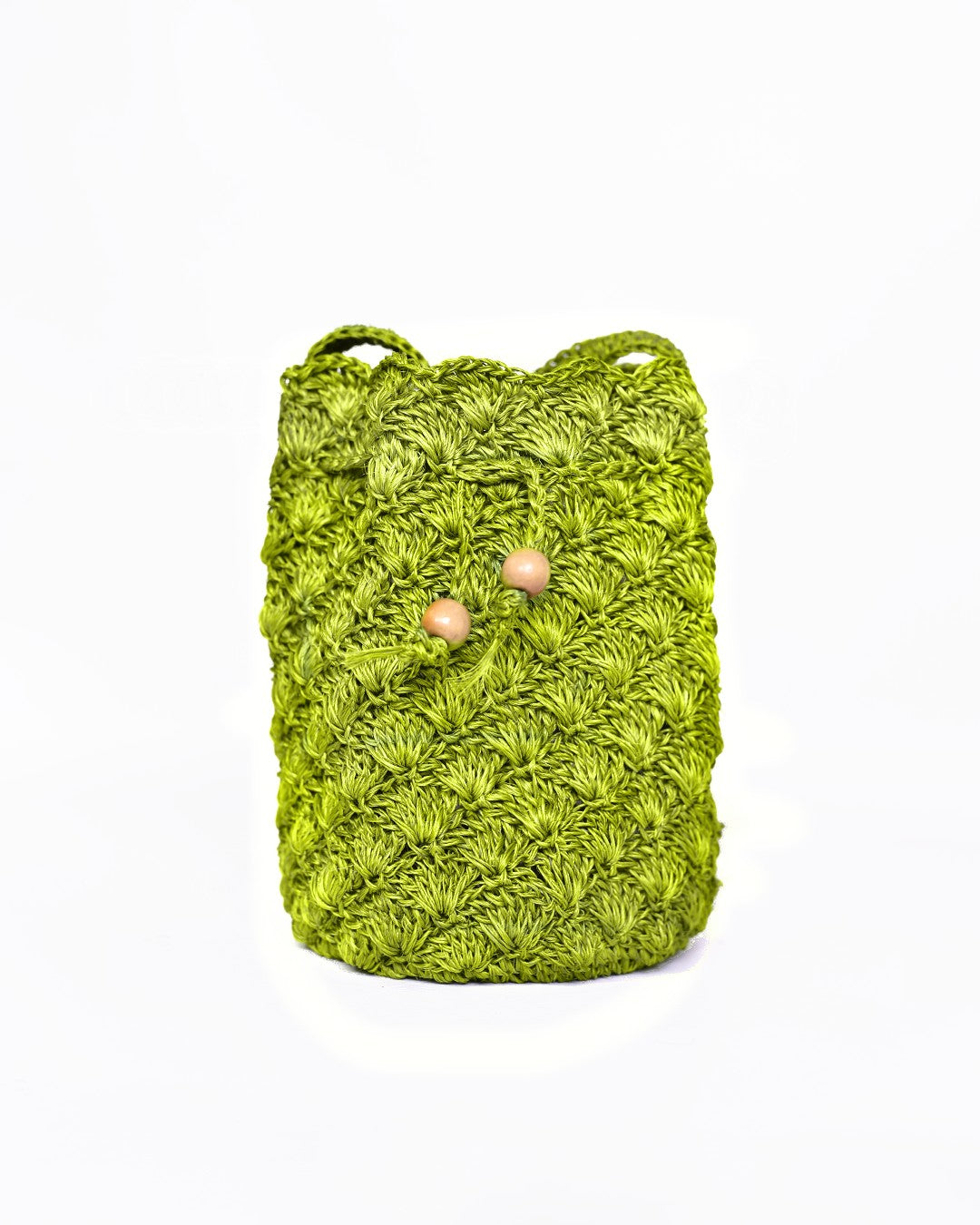 Mochila artesanal tejida a mano con hilo natural, perfecta para complementar tu estilo casual y bohemio. Confeccionada por manos de artesanas colombianas, con un cierre de cordón decorado con cuentas de madera. ¡Compra online en Micerino y lleva lo mejor de la moda colombiana a tu guardarropa!