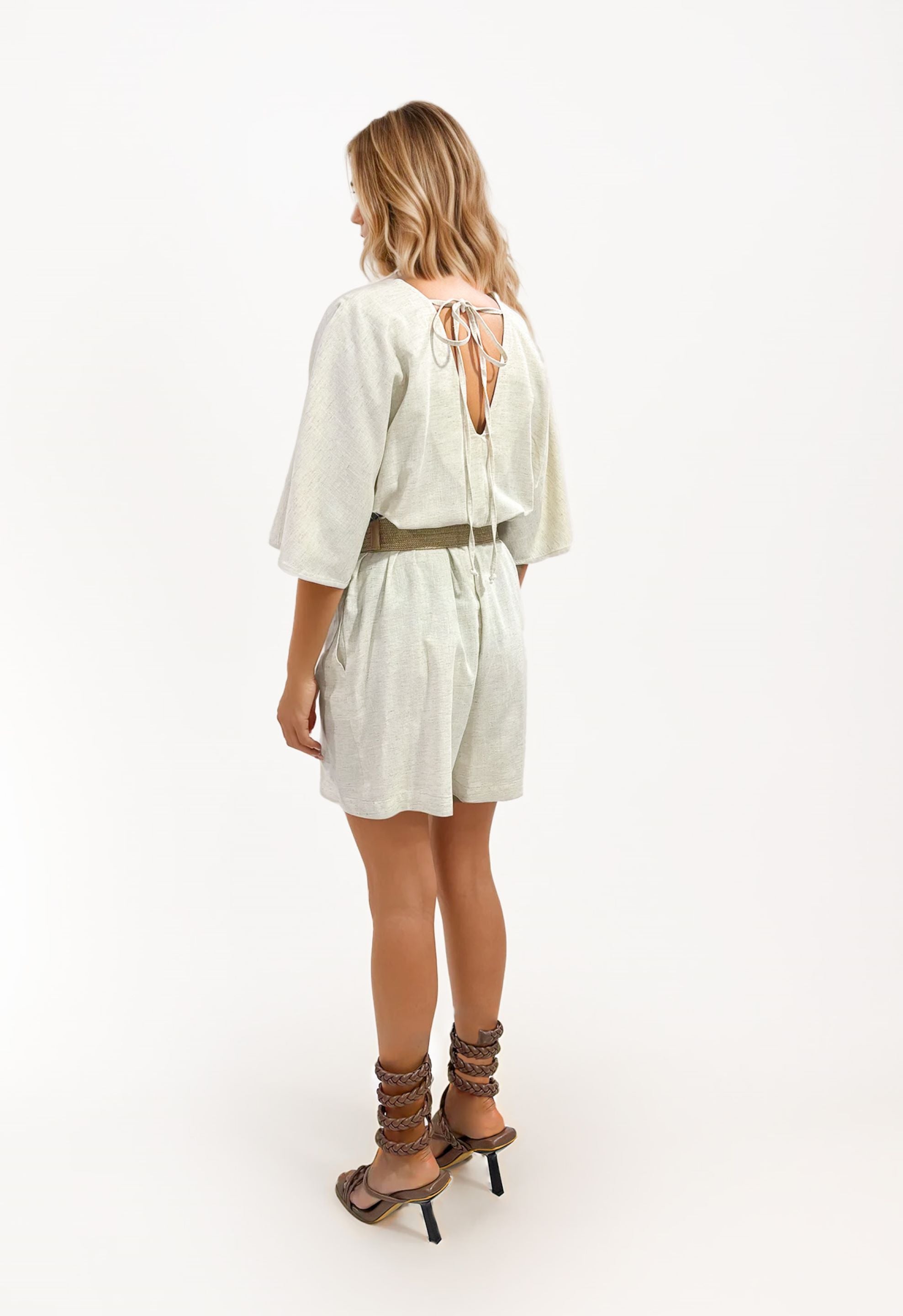 enterizo corto de lino con escote en V y mangas amplias, realzado con un cinturón trenzado que define la cintura. Diseño versátil y sofisticado para un look casual con estilo. ¡Compra online en Micerino!