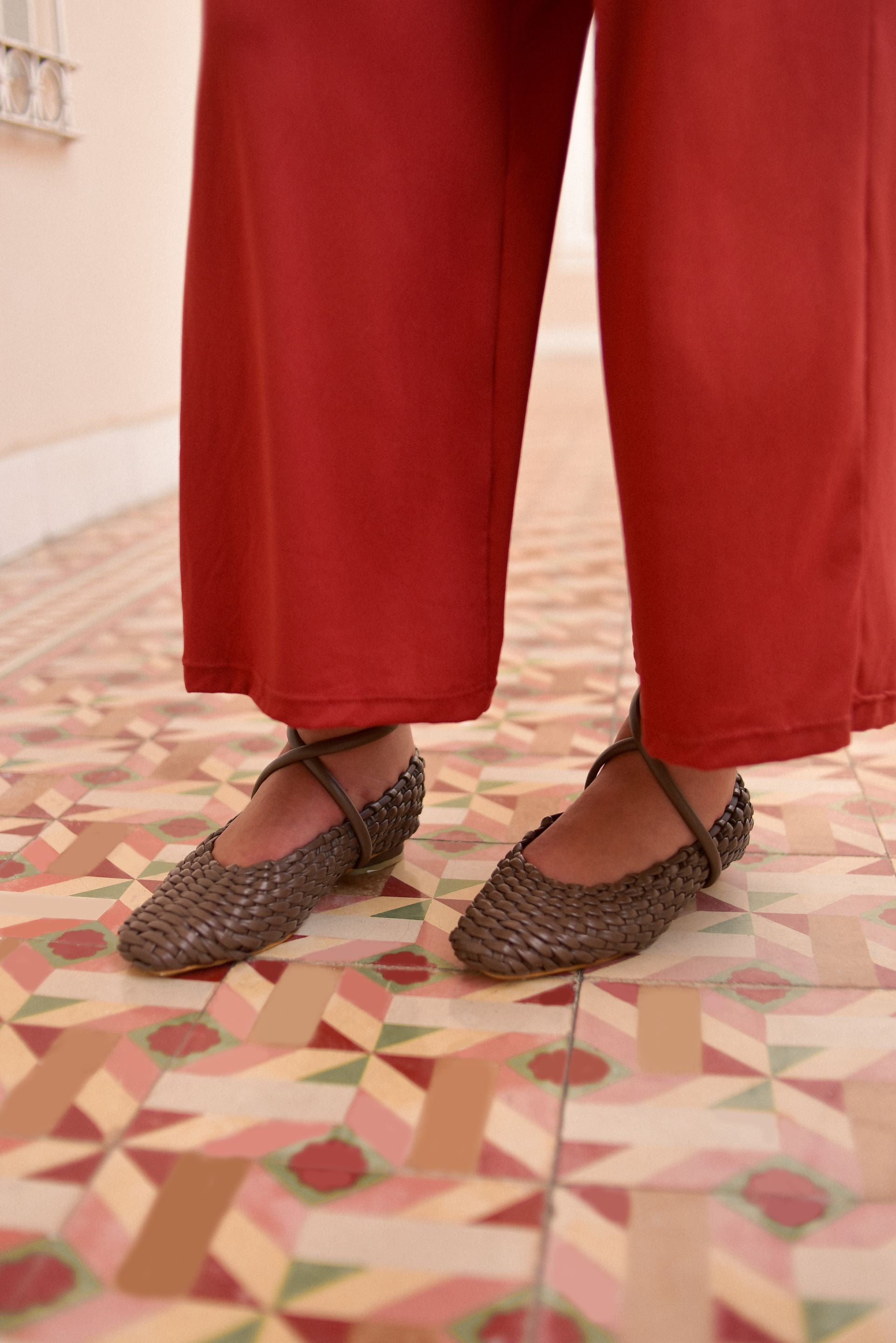 Zapatos planos estilo balerina en tono marrón con diseño trenzado artesanal. Punta cerrada y correa ajustable para mayor comodidad y estilo. Perfectos para looks casuales o formales. ¡Compra online en Micerino!