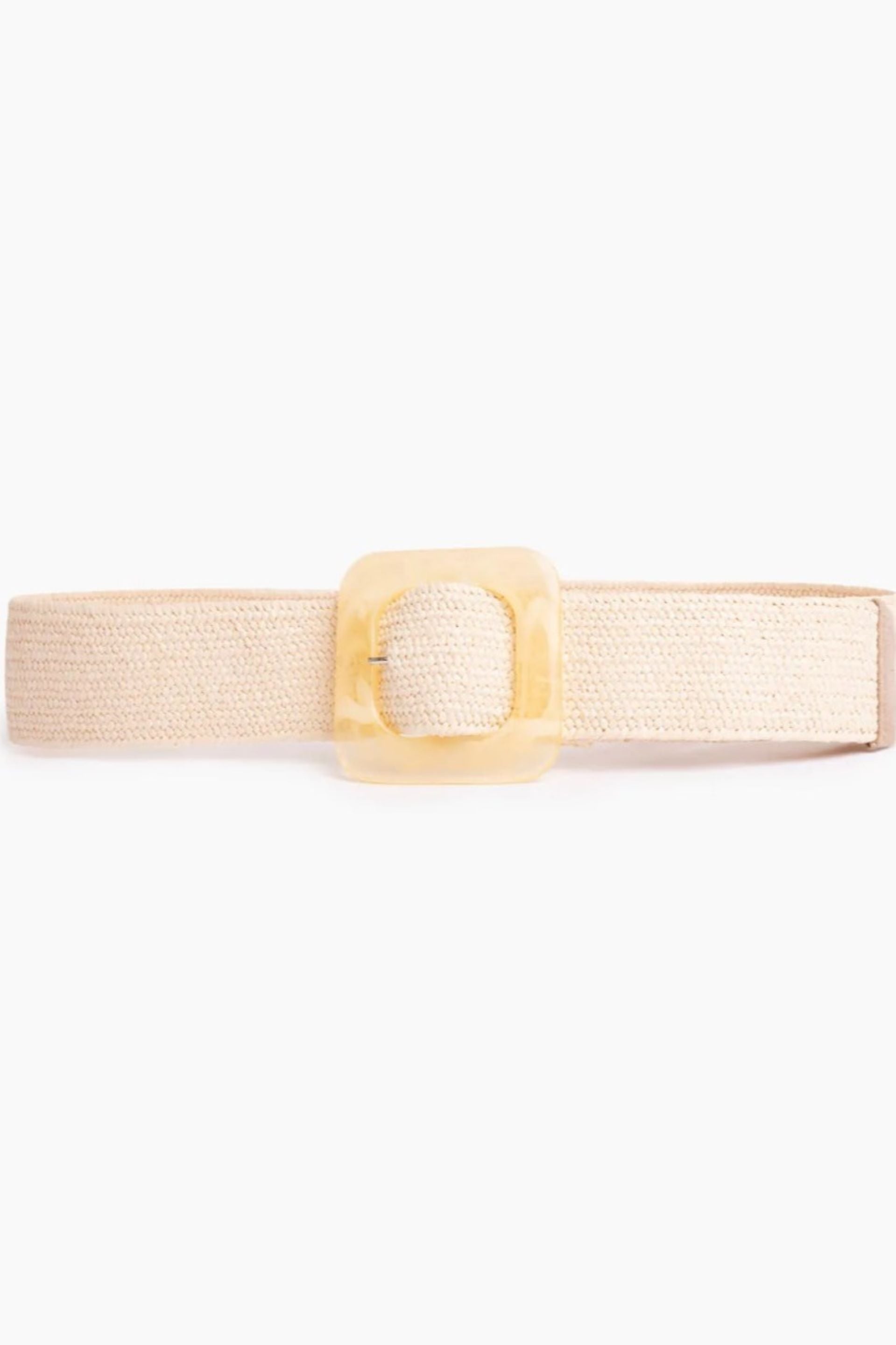 Cinturón tejido en color natural con hebilla cuadrada de resina. Diseño versátil y ajustable, ideal para complementar outfits casuales o elegantes. ¡Compra online en Micerino!