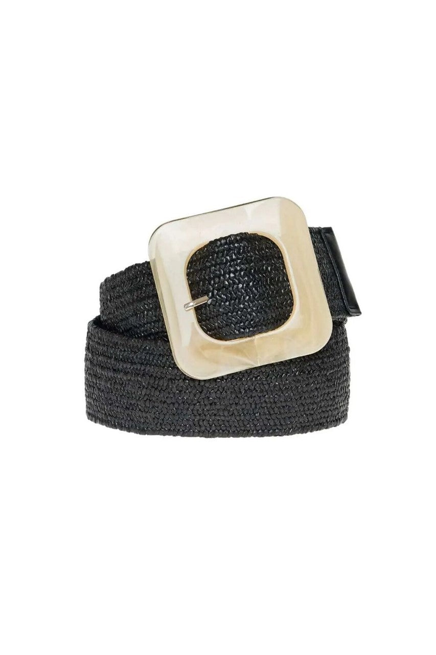 Cinturón tejido en color negro con hebilla cuadrada de resina. Diseño versátil y ajustable, ideal para complementar outfits casuales o elegantes. ¡Compra online en Micerino!