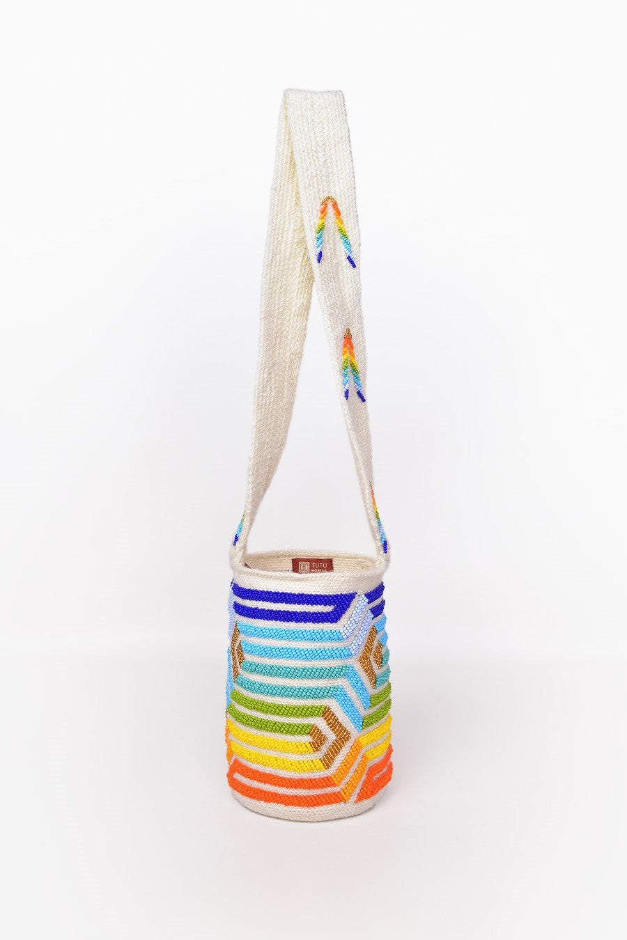Mochila Kankuama 100% tejida a mano por artesanas en la Sierra Nevada de Santa Marta, Colombia. Diseños geométricos y recamado con mostacilla de colores vivos, que representan la riqueza cultural y la tradición de la moda colombiana. Un accesorio único que refleja la autenticidad y el arte artesanal. ¡Compra online en Micerino, la moda hecha en Colombia!