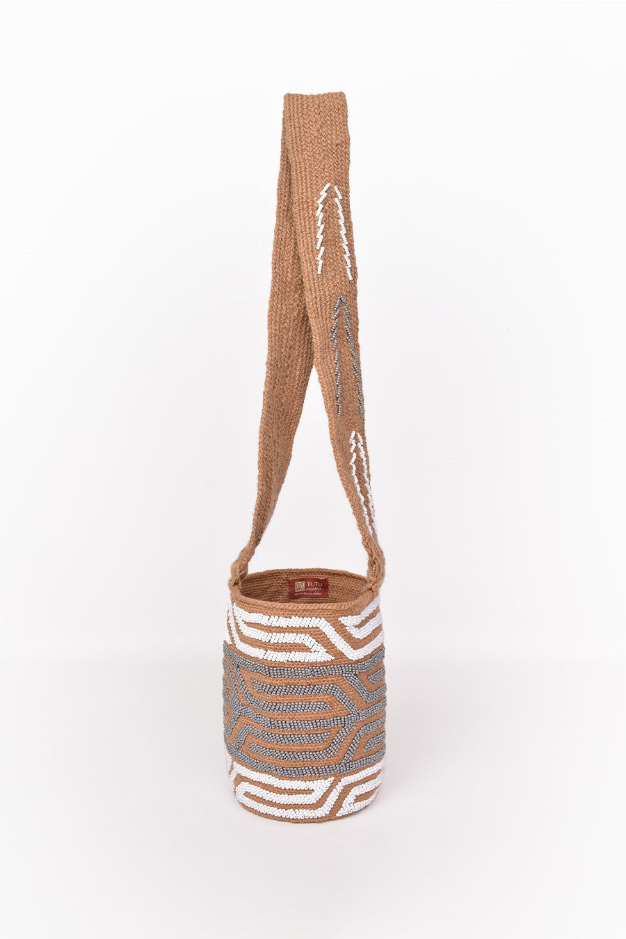 Mochila Kankuama artesanal, tejida a mano con recamado en mostacilla blanco y plateada. Elaborada en la región de la Sierra Nevada por artesanos colombianos utilizando la técnica tradicional. Un accesorio único que refleja la riqueza de la moda colombiana. Perfecta para quienes buscan elegancia y autenticidad. ¡Compra online en Micerino, la moda hecha en Colombia!