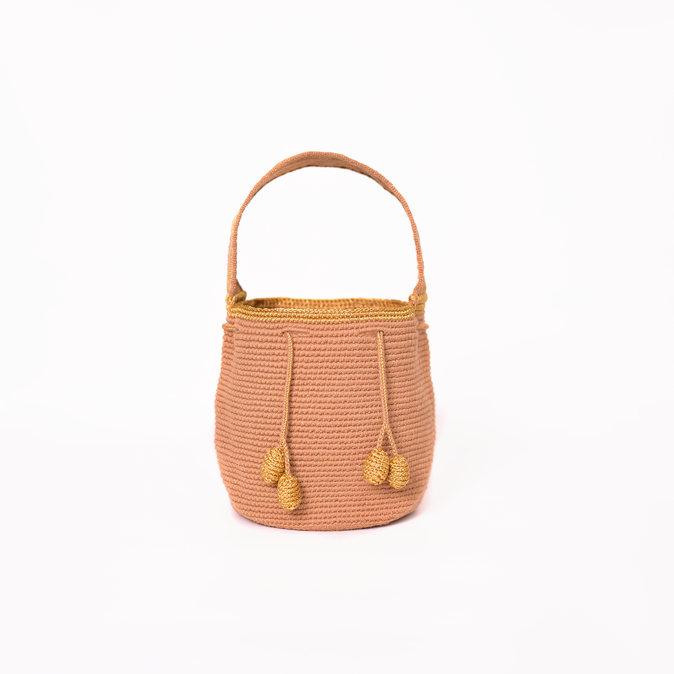 Mochila artesanal Wayuu en color caqui con detalles en hilo dorado. Tejida a mano con la técnica tradicional, cuenta con dos borlas y un asa corta. Ideal para quienes buscan un accesorio único y auténtico de moda colombiana.