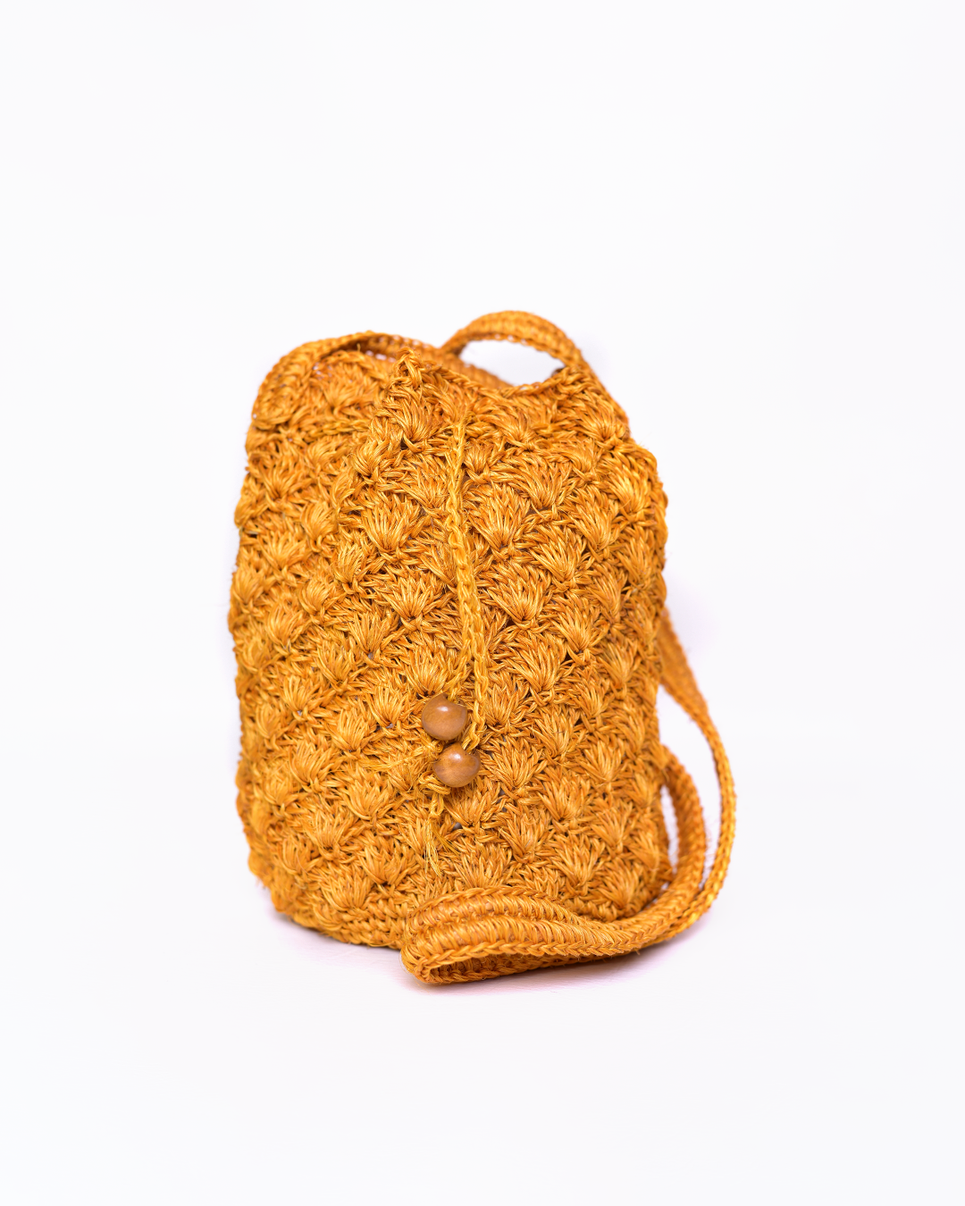 Mochila artesanal tejida a mano con hilo natural, perfecta para complementar tu estilo casual y bohemio. Confeccionada por manos de artesanas colombianas, con un cierre de cordón decorado con cuentas de madera. ¡Compra online en Micerino y lleva lo mejor de la moda colombiana a tu guardarropa!