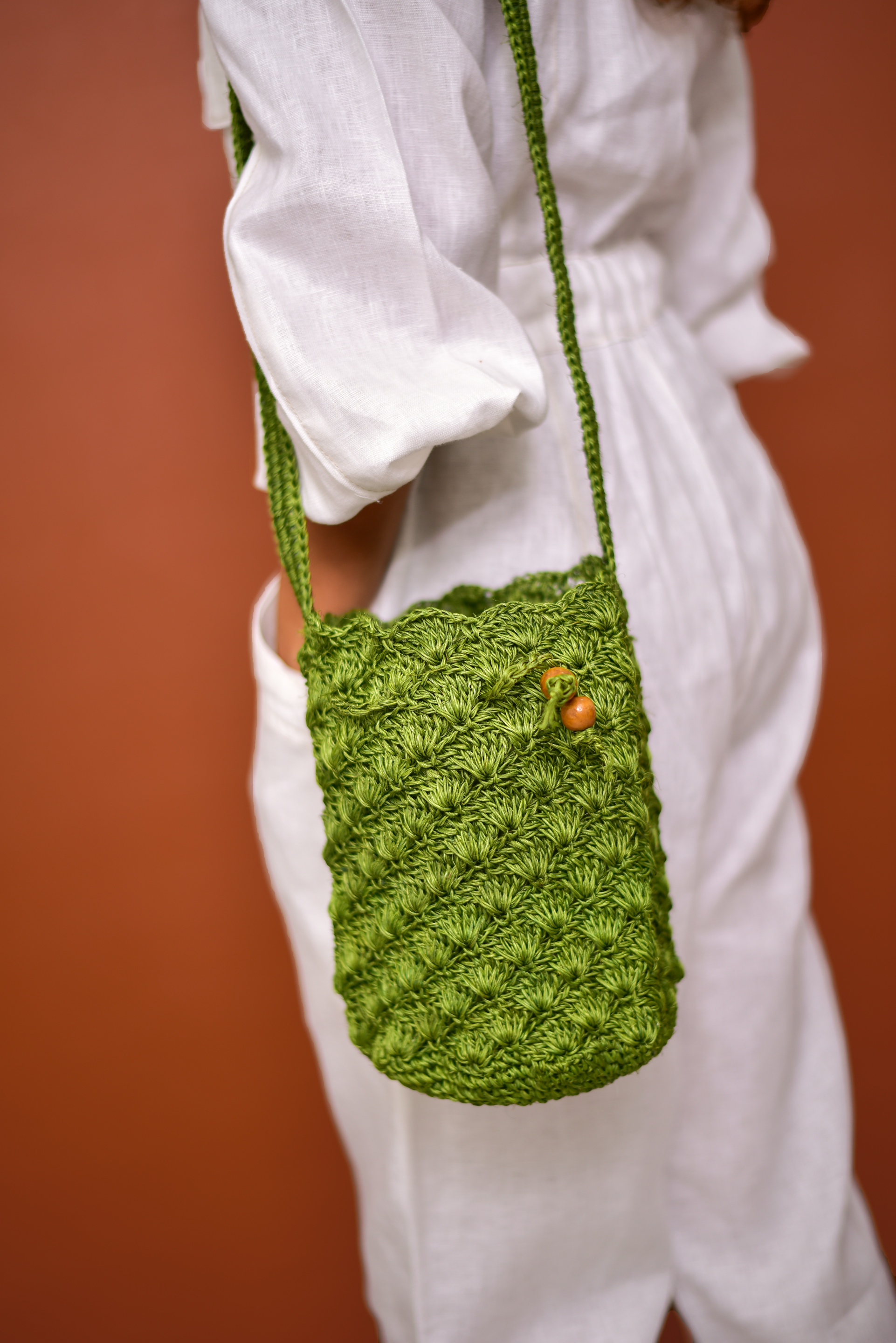 Mochila artesanal tejida a mano con hilo natural, perfecta para complementar tu estilo casual y bohemio. Confeccionada por manos de artesanas colombianas, con un cierre de cordón decorado con cuentas de madera. ¡Compra online en Micerino y lleva lo mejor de la moda colombiana a tu guardarropa!