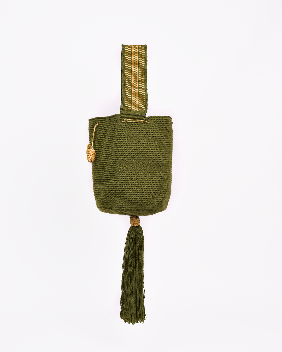 Mochila artesanal Wayuu de color verde, tejida a mano con hilos de algodón y detalles de hilos dorados. Diseño con borlas decorativas y cordón ajustable. Ideal para quienes buscan moda colombiana única y auténtica. ¡Compra online en Micerino!