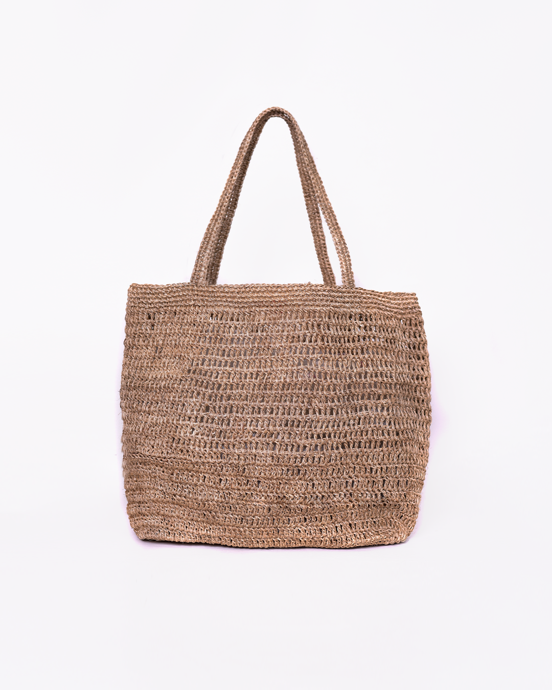 Bolso tote de moda colombiana, elaborado a mano con fibras naturales. Este elegante bolso de tamaño amplio está confeccionado en fibra de yute, ideal para quienes buscan un accesorio eco-friendly y versátil para cualquier ocasión. ¡Compra online en Micerino y lleva lo mejor de la moda colombiana a tu armario!