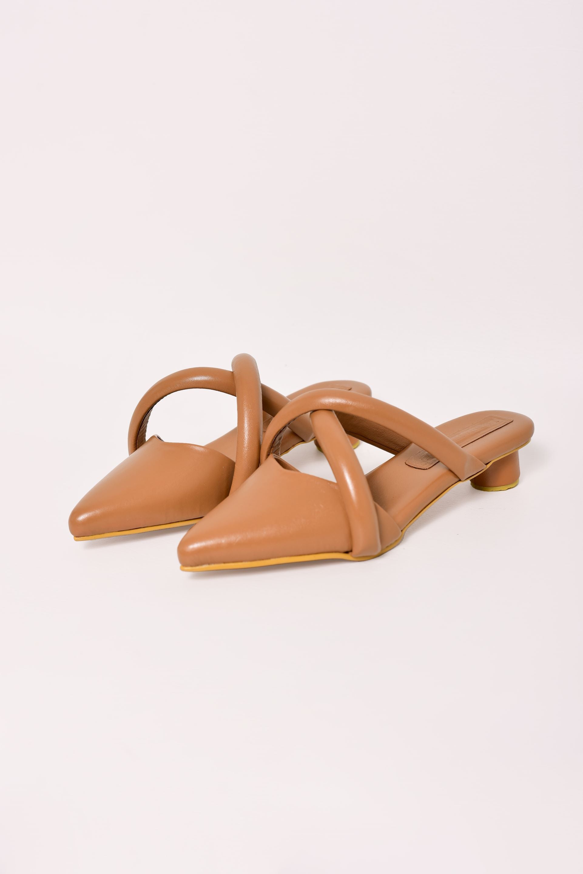 Sandalias mule de tacón bajo en cuero color miel con diseño de tiras entrecruzadas. Un calzado elegante y minimalista, ideal para un look sofisticado y versátil.