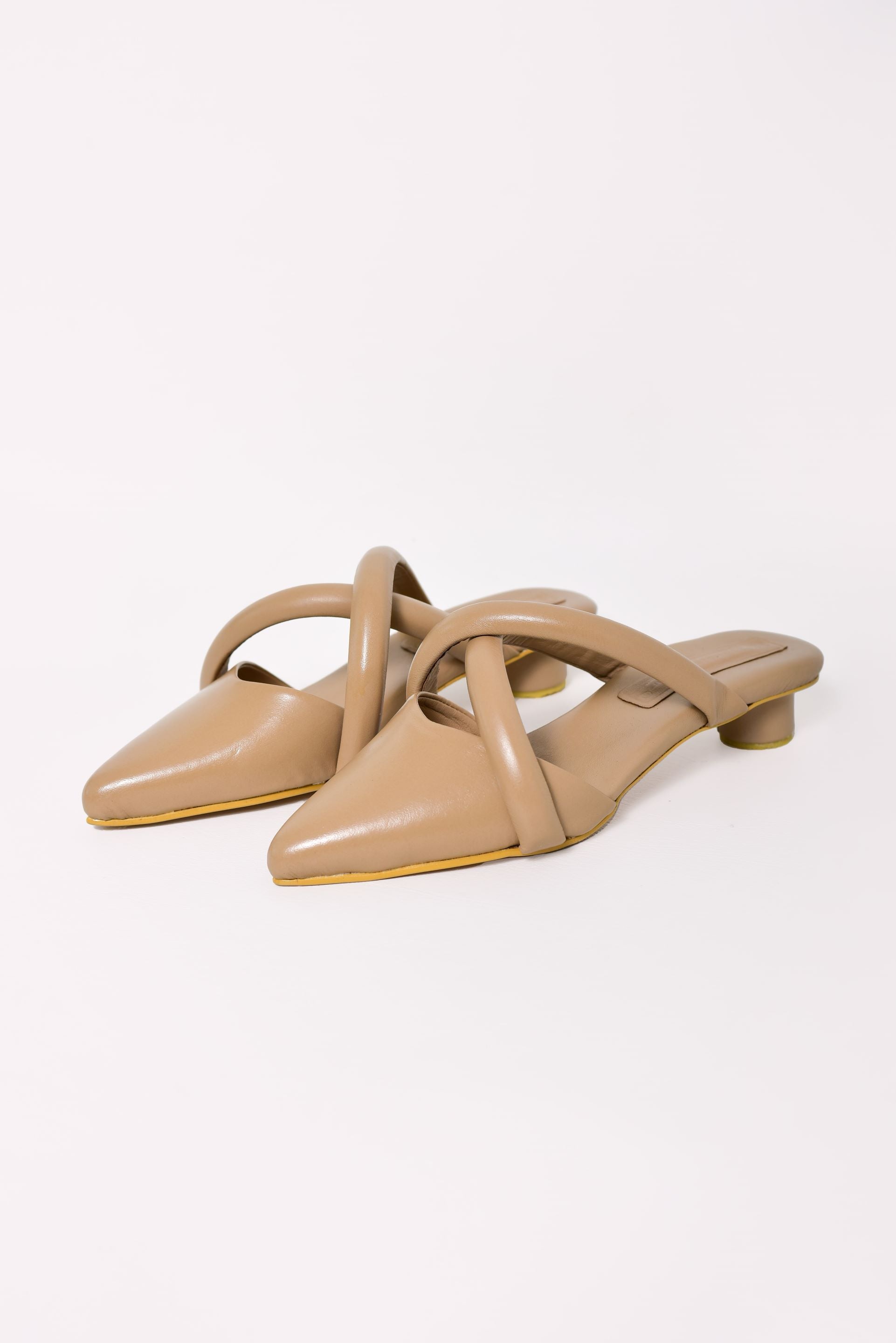 Sandalias mule de tacón bajo 2.5 cm en cuero color arena con diseño de tiras entrecruzadas. Un calzado elegante y minimalista, ideal para un look sofisticado y versátil.