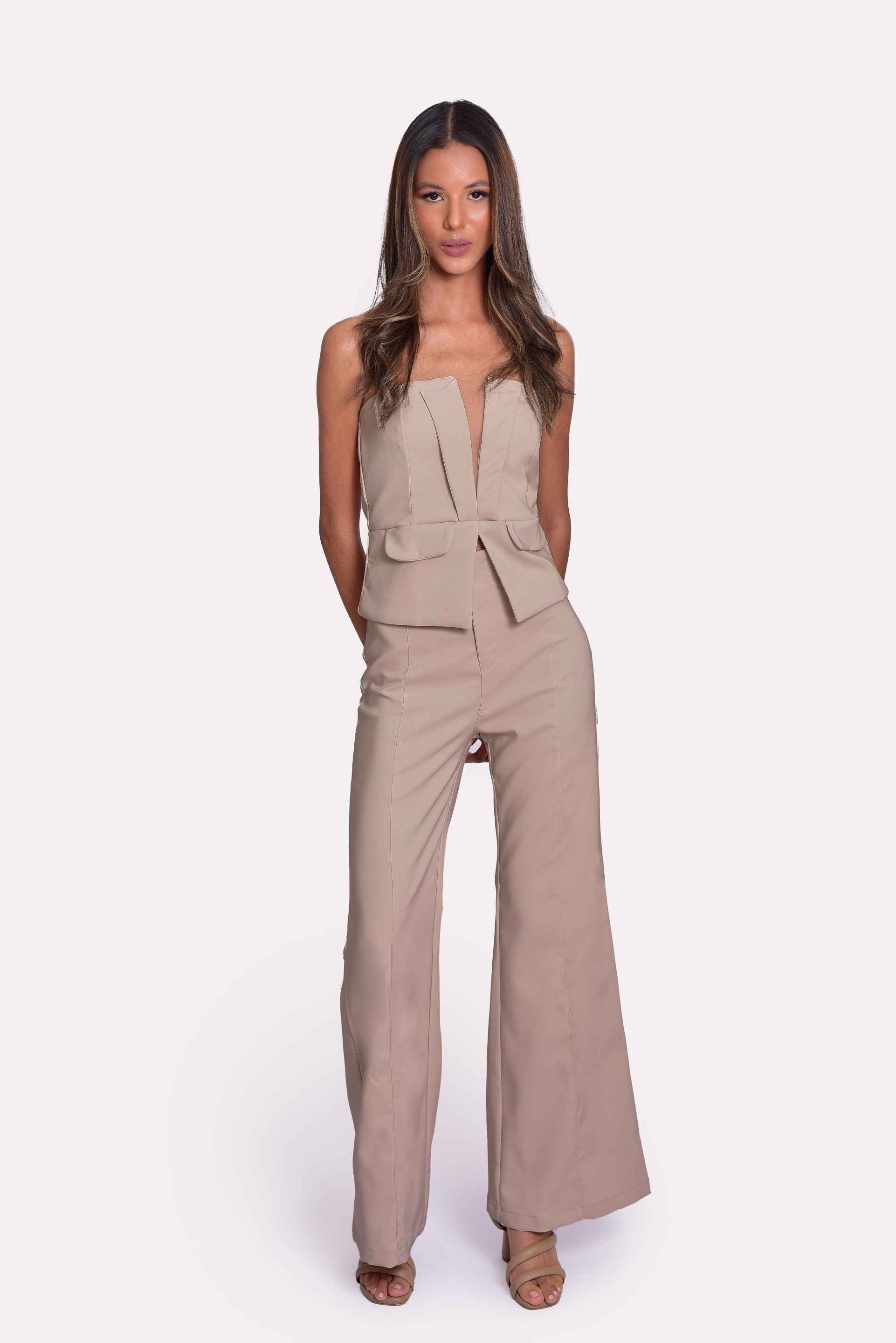 Conjunto elegante de pantalón de pierna ancha y top strapless en tono beige. Confeccionado en Colombia, este conjunto resalta la moda colombiana con un diseño que combina sofisticación y comodidad. Perfecto para ocasiones especiales, con un toque moderno y versátil.