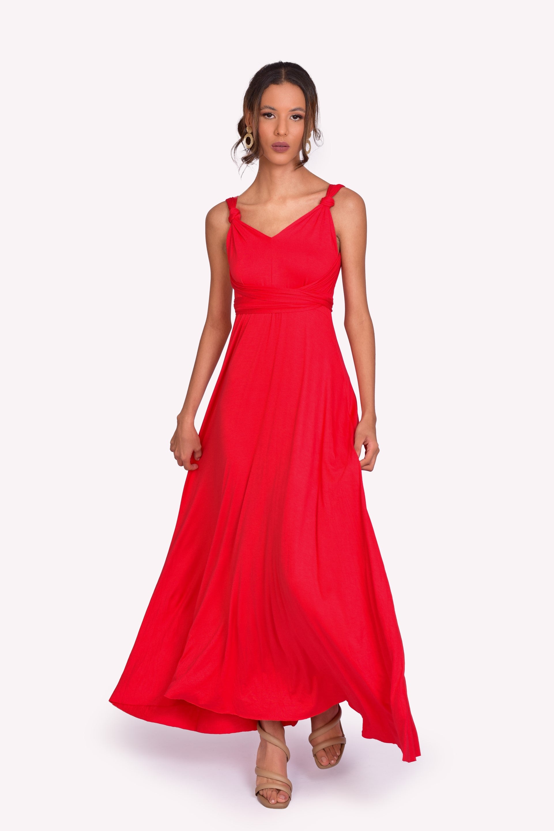 vestido largo y elegantes en colores rojo, azul y negro. Tiene un diseño fluido con escote en V, ideal para eventos formales y ocasiones especiales. Confeccionados en Colombia, este vestido multiusos representan la versatilidad de la moda permitiendo que se pueda usar de diferentes maneras.