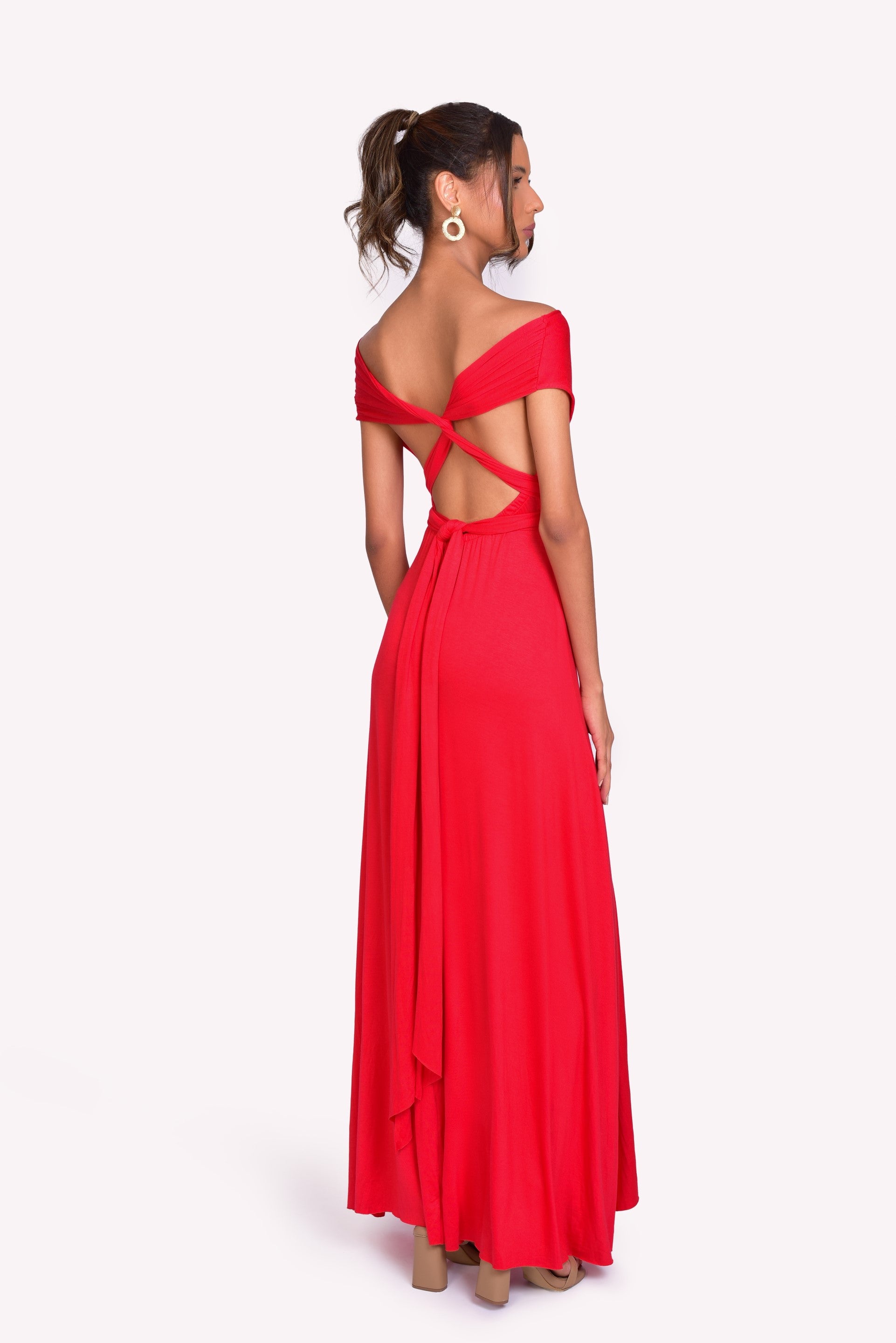 vestido largo y elegantes en colores rojo, azul y negro. Tiene un diseño fluido con escote en V, ideal para eventos formales y ocasiones especiales. Confeccionados en Colombia, este vestido multiusos representan la versatilidad de la moda permitiendo que se pueda usar de diferentes maneras.