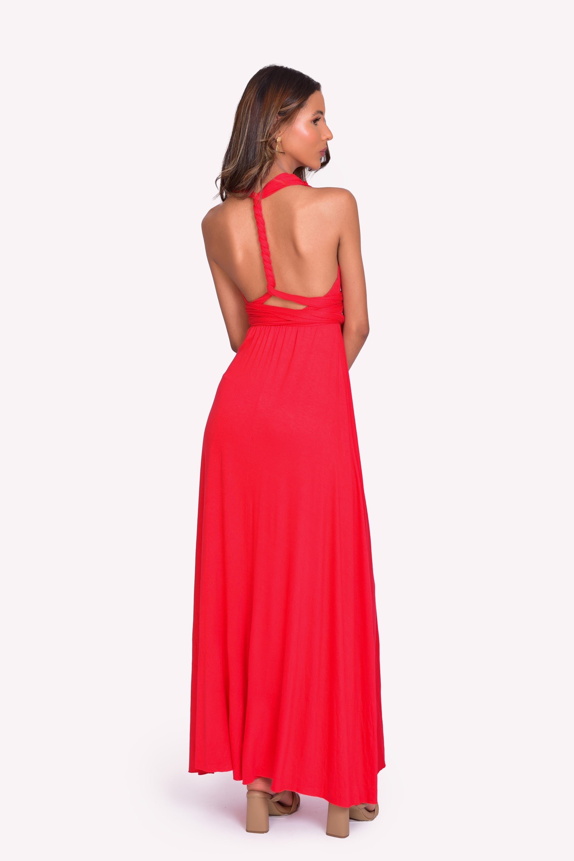 vestido largo y elegantes en colores rojo, azul y negro. Tiene un diseño fluido con escote en V, ideal para eventos formales y ocasiones especiales. Confeccionados en Colombia, este vestido multiusos representan la versatilidad de la moda permitiendo que se pueda usar de diferentes maneras.