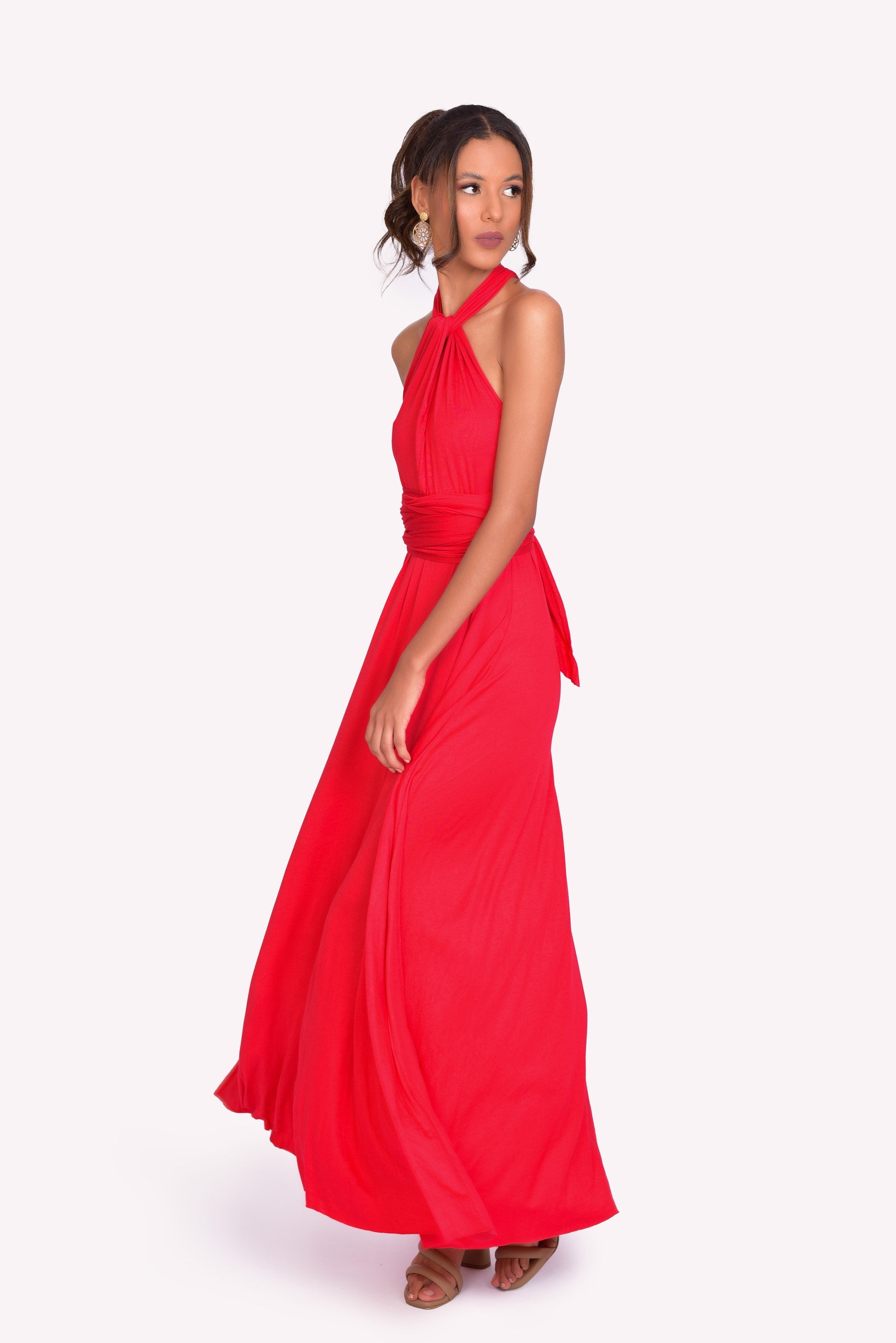 vestido largo y elegantes en colores rojo, azul y negro. Tiene un diseño fluido con escote en V, ideal para eventos formales y ocasiones especiales. Confeccionados en Colombia, este vestido multiusos representan la versatilidad de la moda permitiendo que se pueda usar de diferentes maneras.