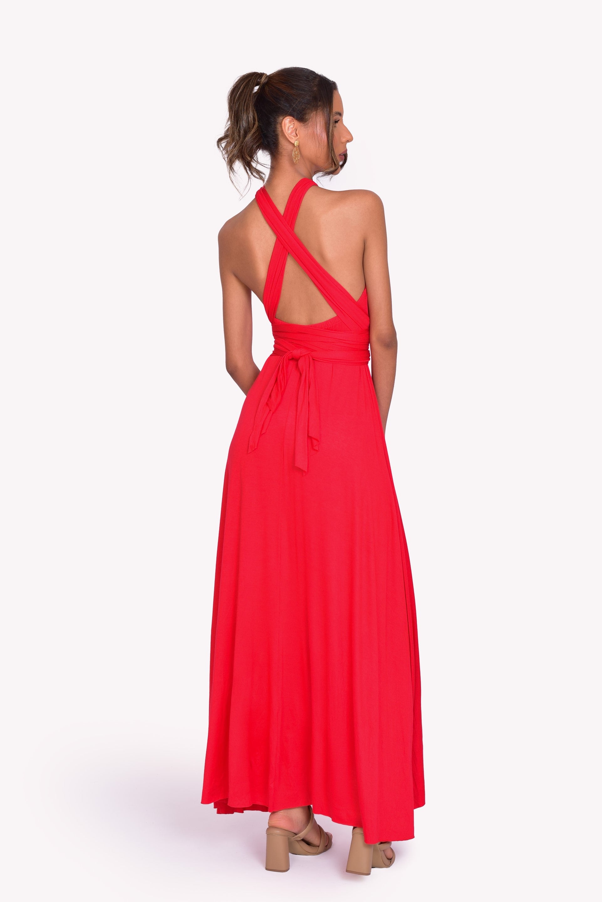 vestido largo y elegantes en colores rojo, azul y negro. Tiene un diseño fluido con escote en V, ideal para eventos formales y ocasiones especiales. Confeccionados en Colombia, este vestido multiusos representan la versatilidad de la moda permitiendo que se pueda usar de diferentes maneras.