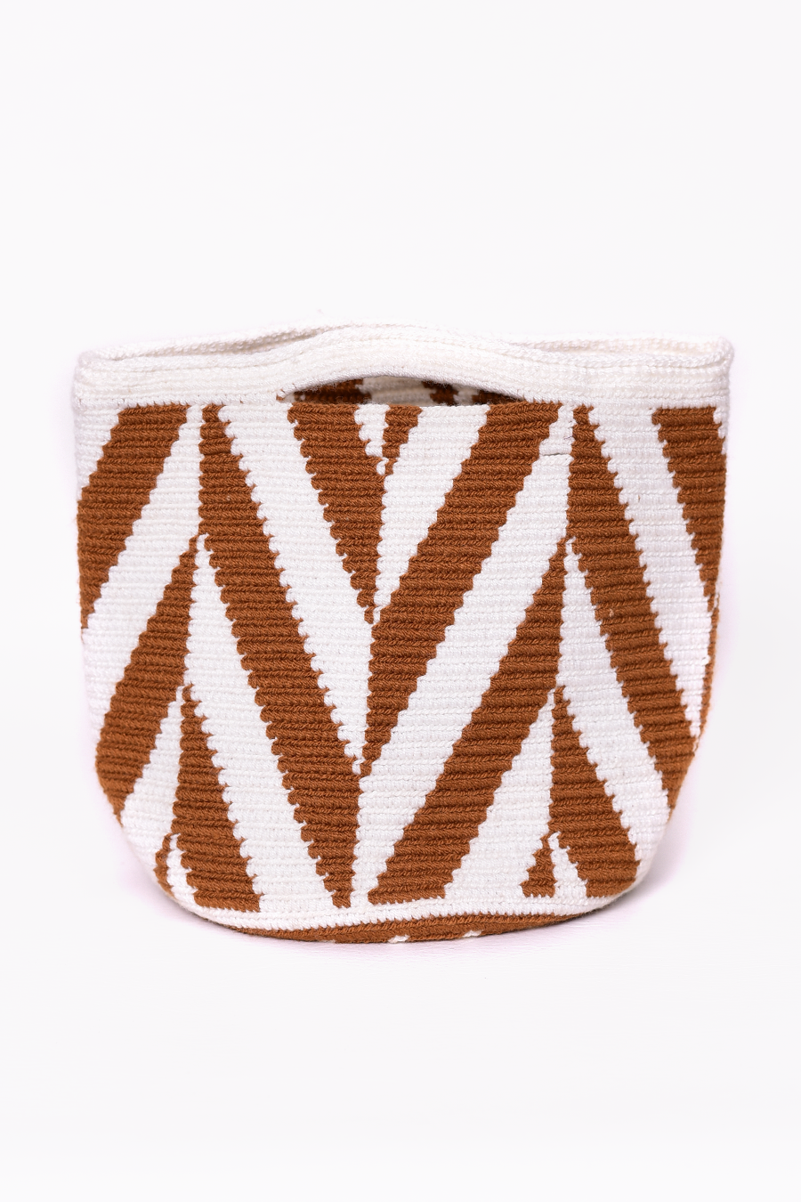 Bolso artesanal tejido a mano en tonos blanco y terracota, con un diseño geométrico de líneas en zigzag. Un accesorio versátil y auténtico, ideal para complementar cualquier look con un toque de estilo colombiano.