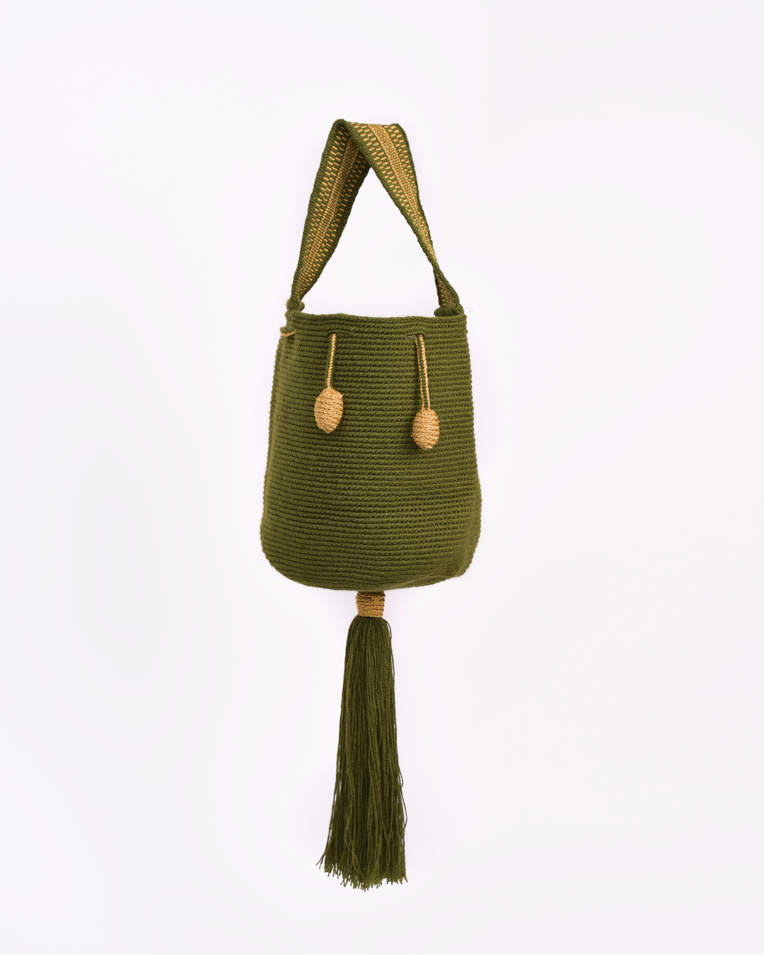 Mochila artesanal Wayuu de color verde, tejida a mano con hilos de algodón y detalles de hilos dorados. Diseño con borlas decorativas y cordón ajustable. Ideal para quienes buscan moda colombiana única y auténtica. ¡Compra online en Micerino!